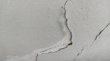 Bir binanın duvarında bir çatlak.