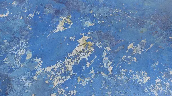 Ortasında sarı nokta olan mavi bir kat.