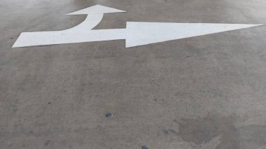 Yol işaretleri ve yönlerdeki işaretler