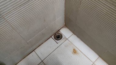 Beyaz ve siyah seramik seramik karoların yakın plan çekimi.