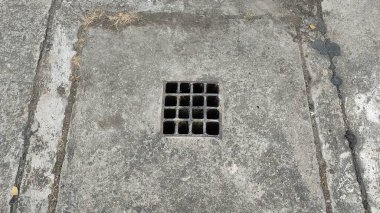 Kirli ve eski paslı metal boru