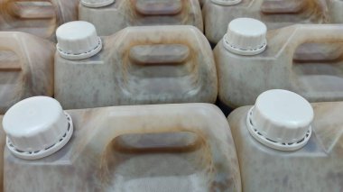 Süt için bir sürü plastik şişe.