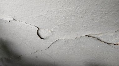 Kırık boyalı eski gri duvarın yüzeyi.