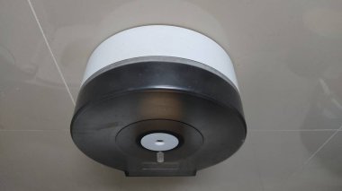 Banyoda beyaz klozet var.