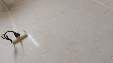 Banyodaki eski paslı pipo.