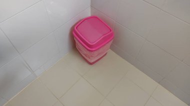 Tuvalet banyoda. Pembe klozet yerde.