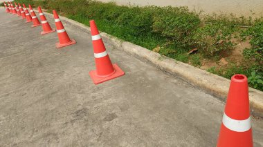 Kırmızı ve sarı trafik konisi