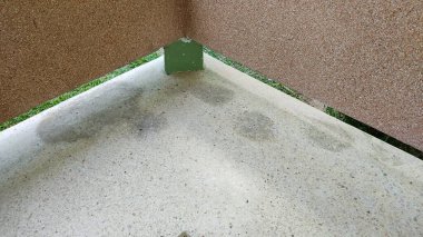 Yeşil ve beyaz karoların yakın plan çekimi.