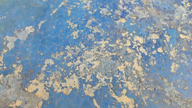 Üzerinde çizikler olan paslı metal plaka.