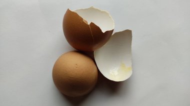 Kırık yumurta beyaz arkaplanda