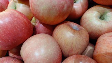 Pazarda taze kırmızı elma