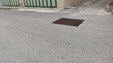 Bir şehirde asfalt yol