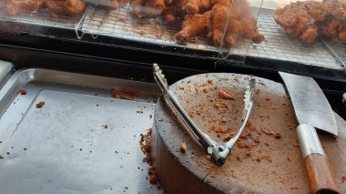 Markette kızarmış tavuk kanadı.