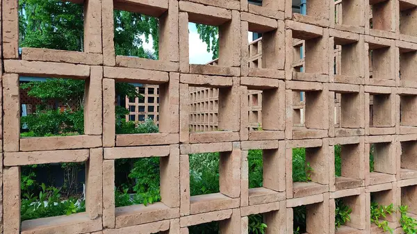 Ahşap çerçeveli tuğla çit