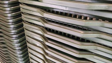 Metal ve geometrik elementlerle soyut arkaplan