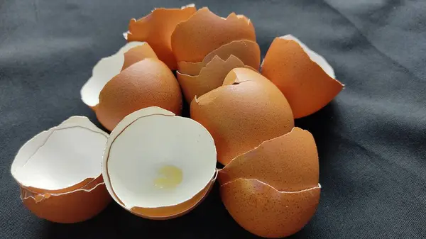Kırık yumurtalar siyah arkaplanda