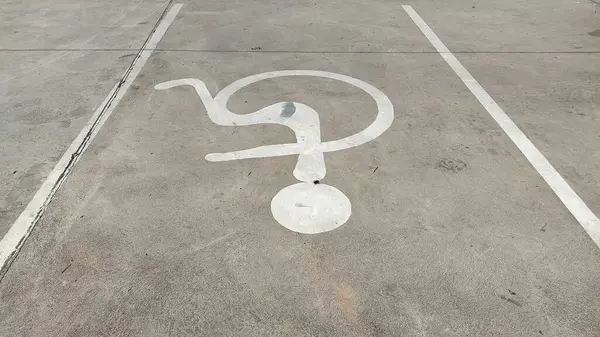 Soru işareti ve ok işaretli park yeri