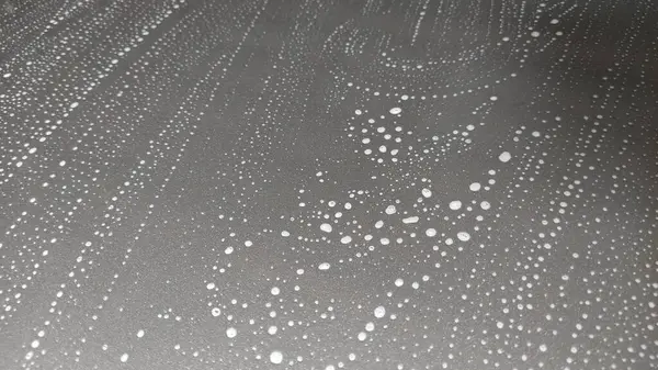 Beyaz arkaplanda soyut su damlaları.