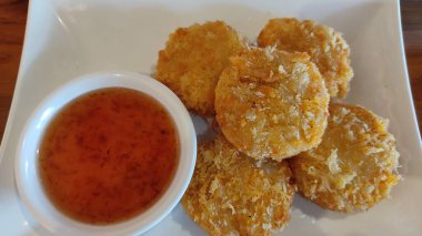 Soslu kızarmış tavuk ve ketçap.