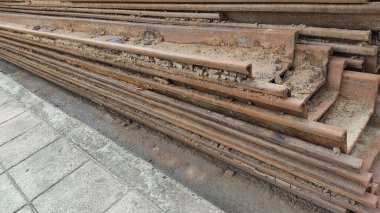 Paslı çivili eski paslı demir.