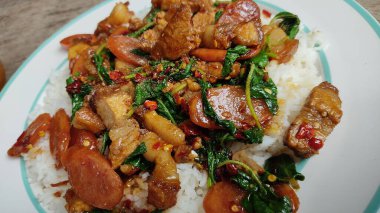 Kızarmış sebzeli Kore yemeği pilavı, bulgur.