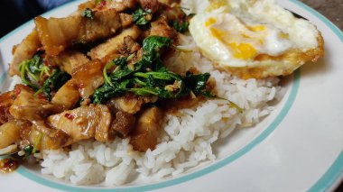 Sahanda yumurta ve sebzeli pilav.