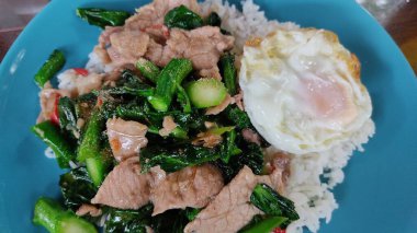 Tavuk ve sebzeli kızarmış pilav.