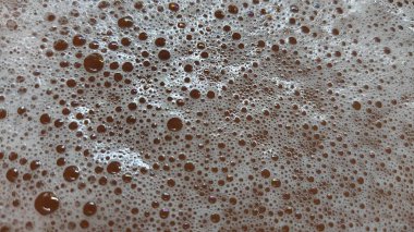 Su yüzeyinde köpük ve kabarcıklar