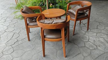 Bahçedeki boş tahta sandalye.