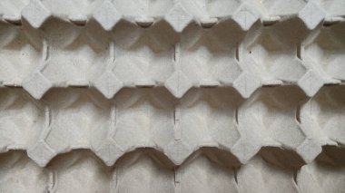 Eski gri beton duvarın soyut dokusu, çatlak ve lekeli eski beton yüzey.