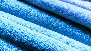 arkaplan olarak mavi havlular