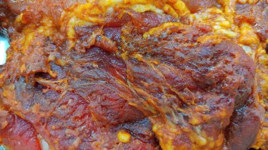 Markette soslu kızarmış domuz eti.