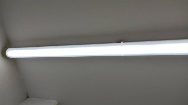 Siyah saplı beyaz duvar