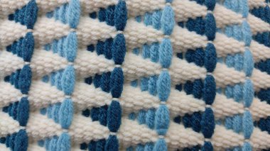 desen, desen, şekil. Mavi kumaş, örgü arka plan, örgü, iplik. Bu örgü örmek, iplik örmek için bir kumaş projesidir.