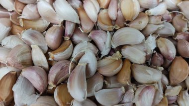 Piyasada sarımsak yığını