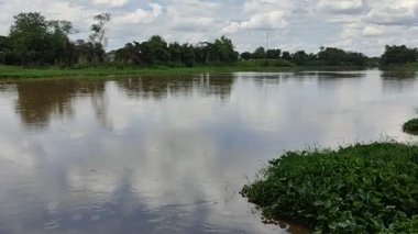 Sabahları nehrin güzel manzarası