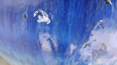 Mavi ve beyaz rengin soyut arkaplanı