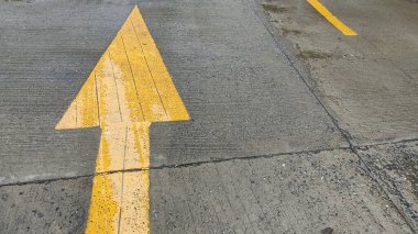 Asfalttaki yol işareti