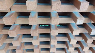 Depoda bir yığın metal blok var.