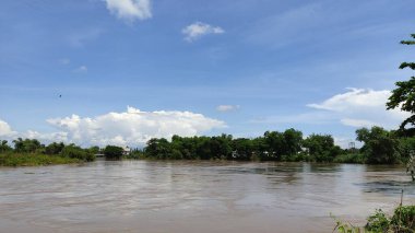 Dağlardaki nehrin güzel manzarası