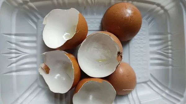 Tabakta beyaz yumurtalar