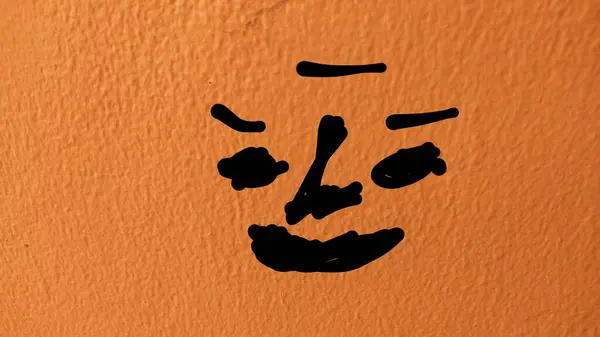 Turuncu ve kırmızıya boyanmış beyaz bir yüz.