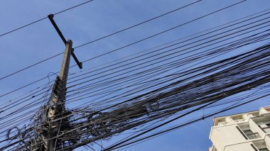 Sokakta elektrik kabloları