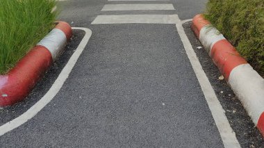 Şehir parkında yol