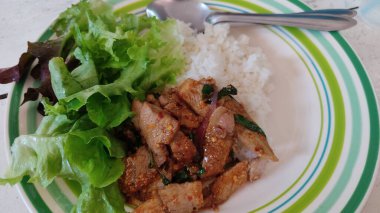 Domuz ve pirinçli Tayland yemeği.