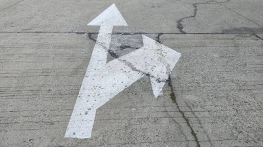 Beyaz arkaplan ile ok işareti