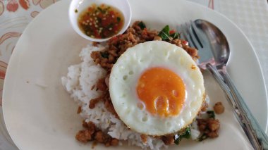 Pirinç ve sebzeli kızarmış tavuk.