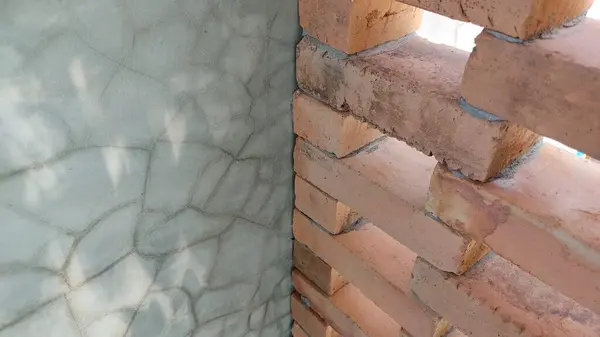 Beyaz tuğladan duvarı olan eski tuğla duvar.