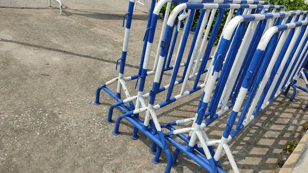 Parktaki bisikletler için metal bar