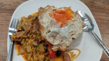 Pirinç ve sebzeli yumurta.